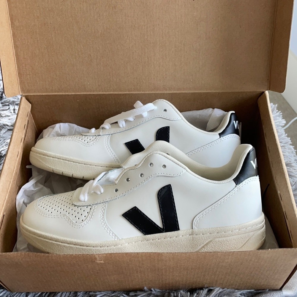 BRAND NEW VEJA SNEAKERS